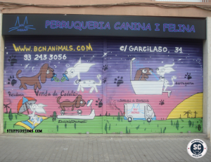 Fachada decorada con graffiti profesional en una peluquería canina de Barcelona, pintura manual de alta calidad para negocios de alimentación animal