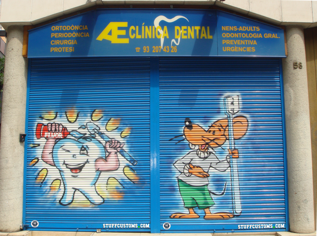Graffiti profesional en persianas para clínicas dentales y centros médicos.