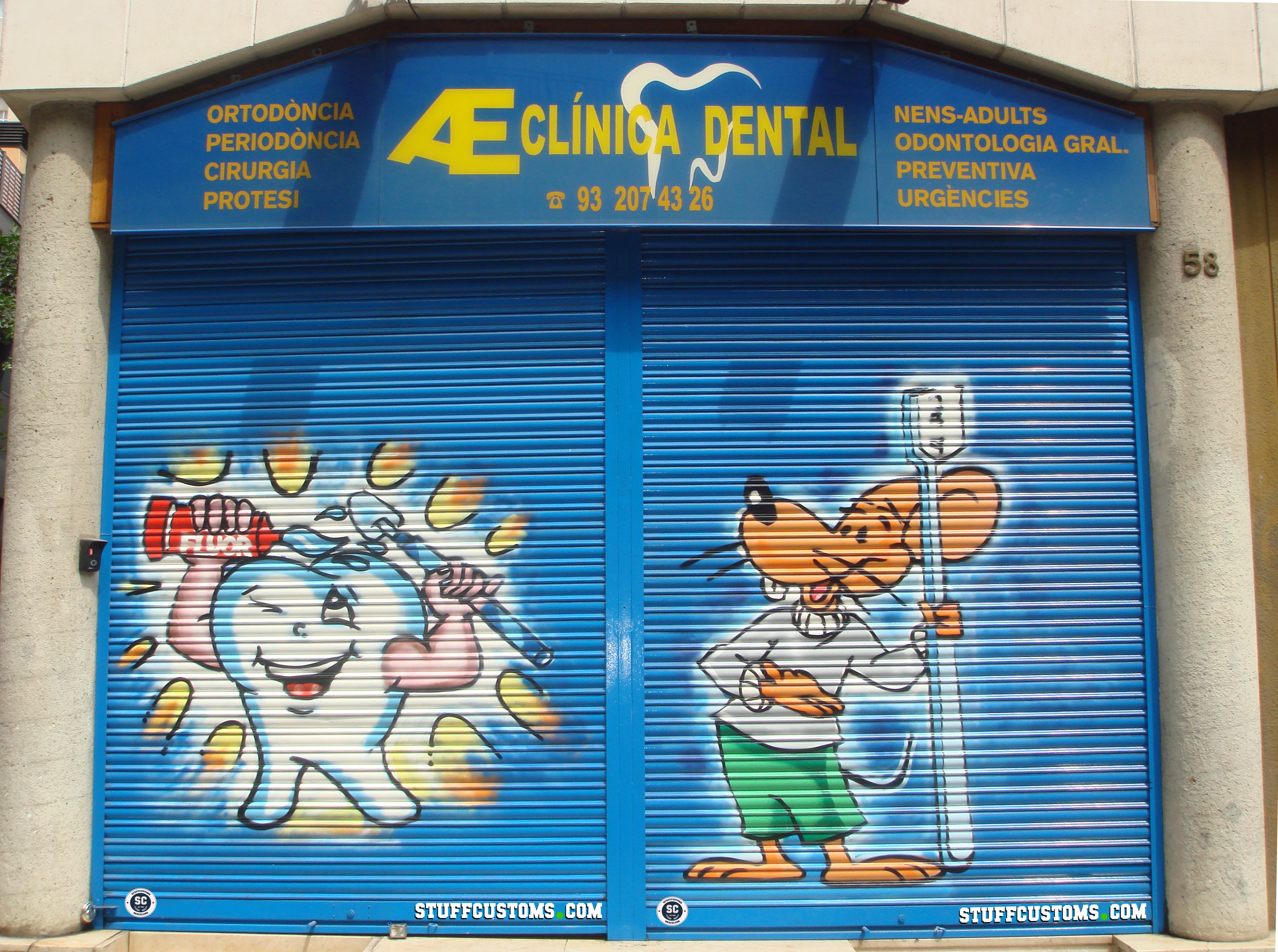Graffiti profesional de gran formato realizado por StuffCustoms en persiana doble de un centro dental en Barcelona, diseño artístico de alta calidad.