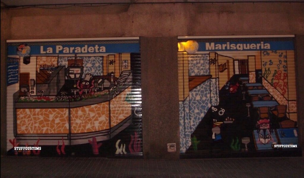 Graffiti decoración profesional efecto interior en persiana metálica en Barcelona