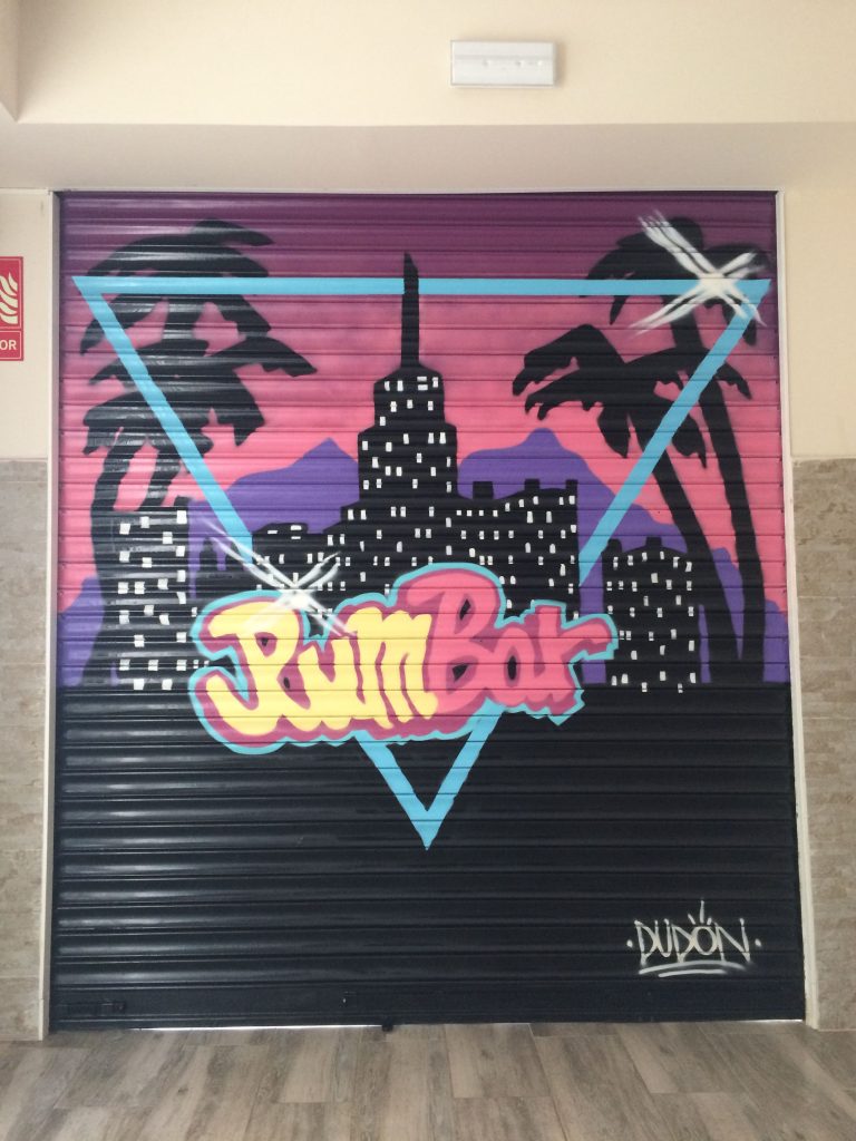 graffiti de logotipo artístico en persiana metálica estándar de bar musical