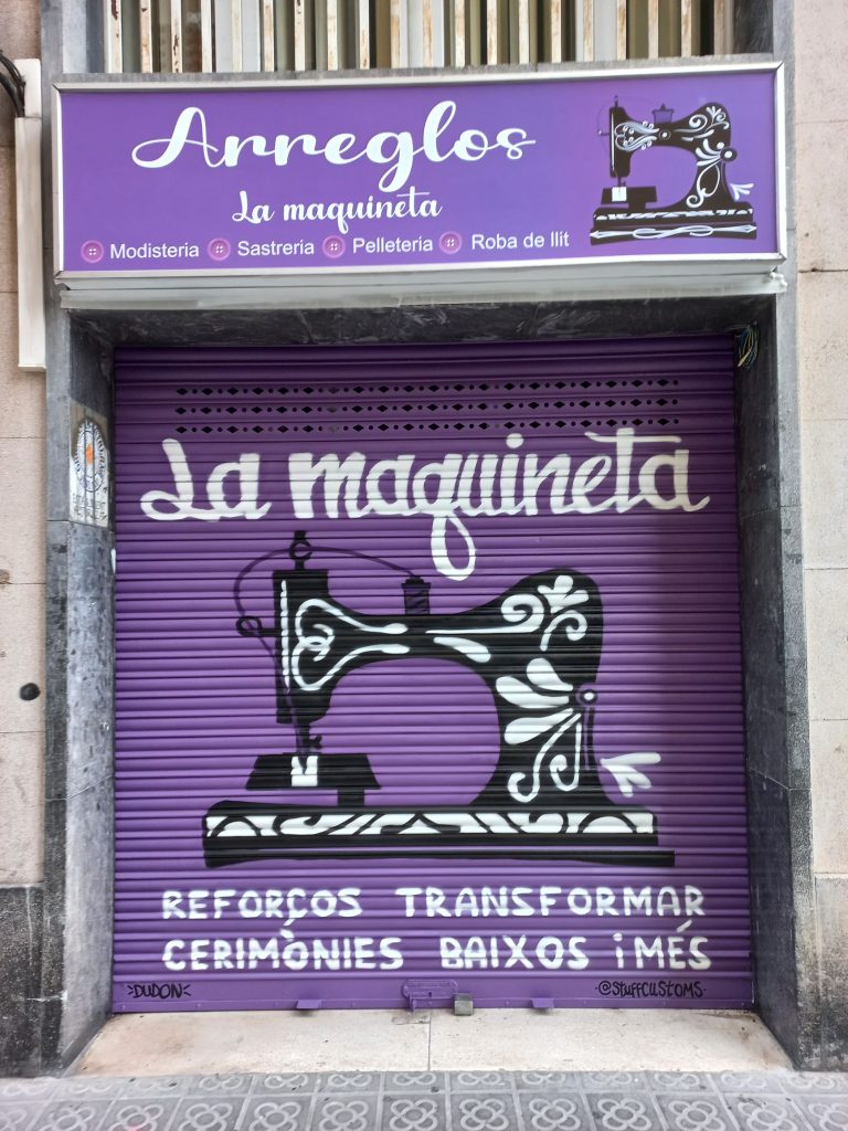 persiana metálica estándar con logotipo para modistería en Les Corts, Barcelona