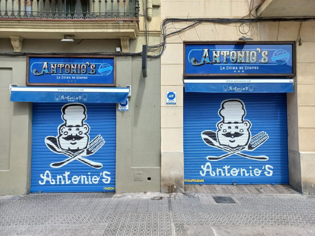 graffiti de logotipos en doble persiana metálica estándar para restaurante en Poblenou