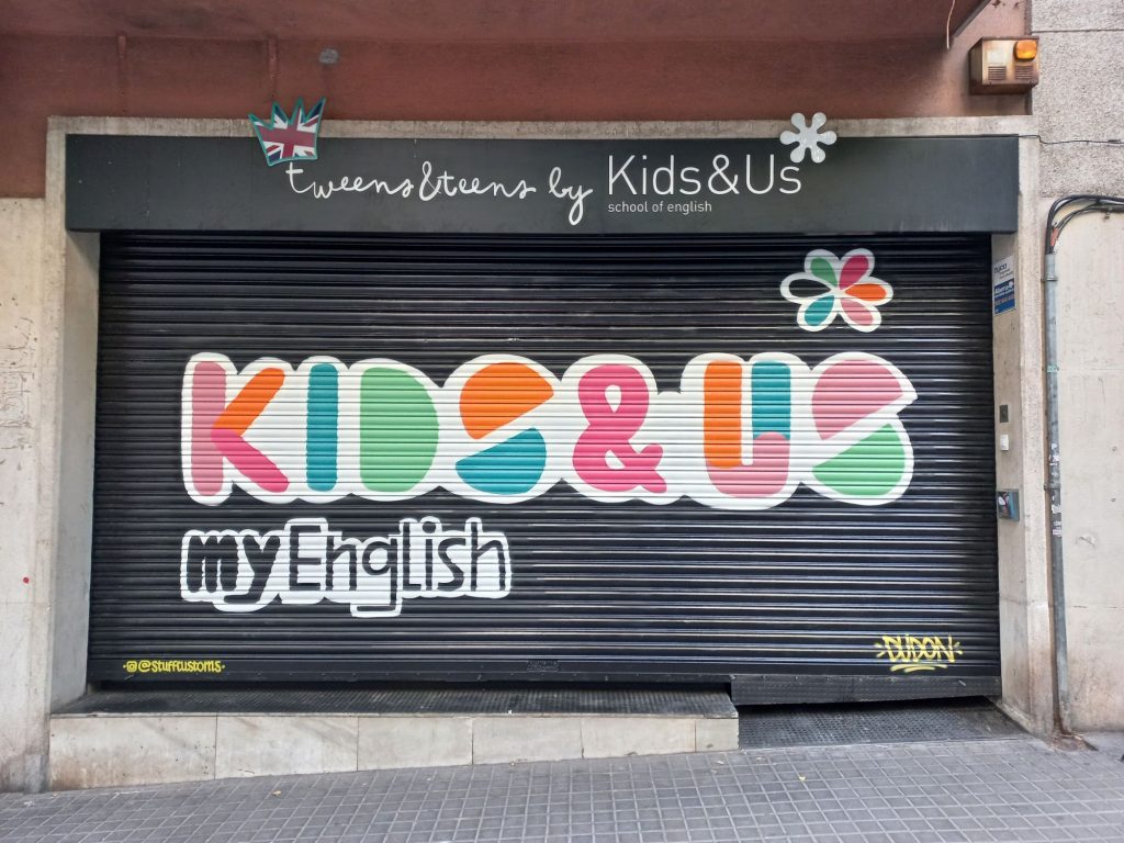 graffiti de logotipo en persiana metálica grande para escuela de inglés