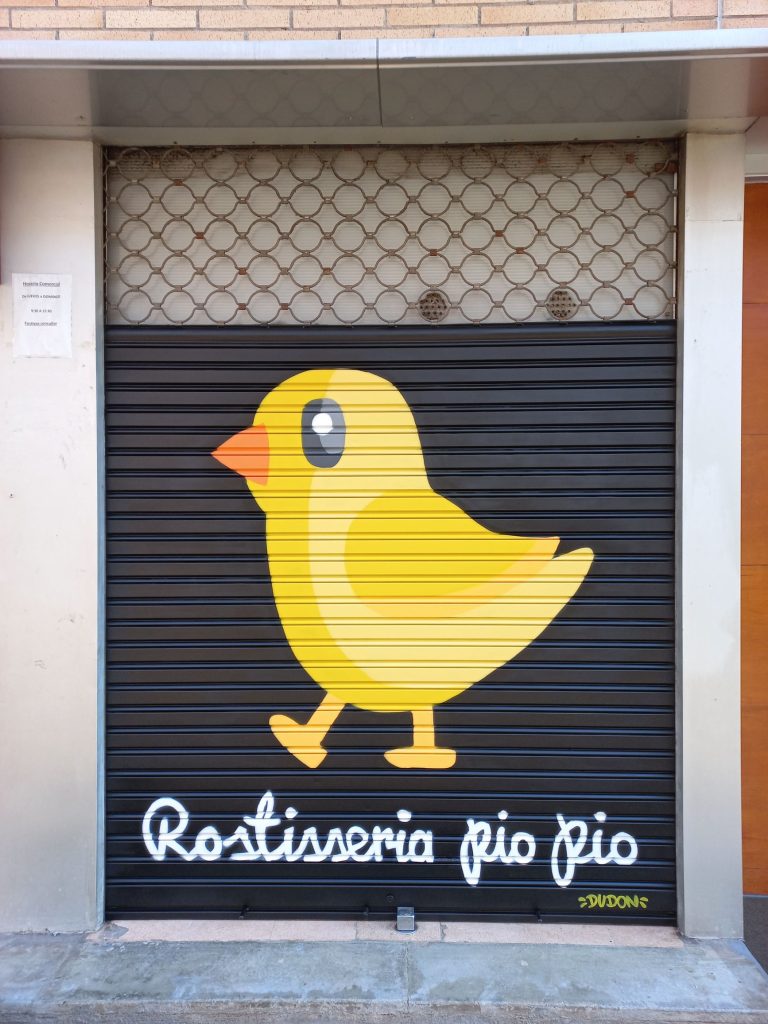 logotipo pintado en persiana metálica perforada - Stuffcustoms