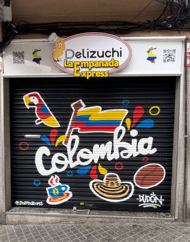 graffiti artístico en persiana metálica estándar de restaurante colombiano