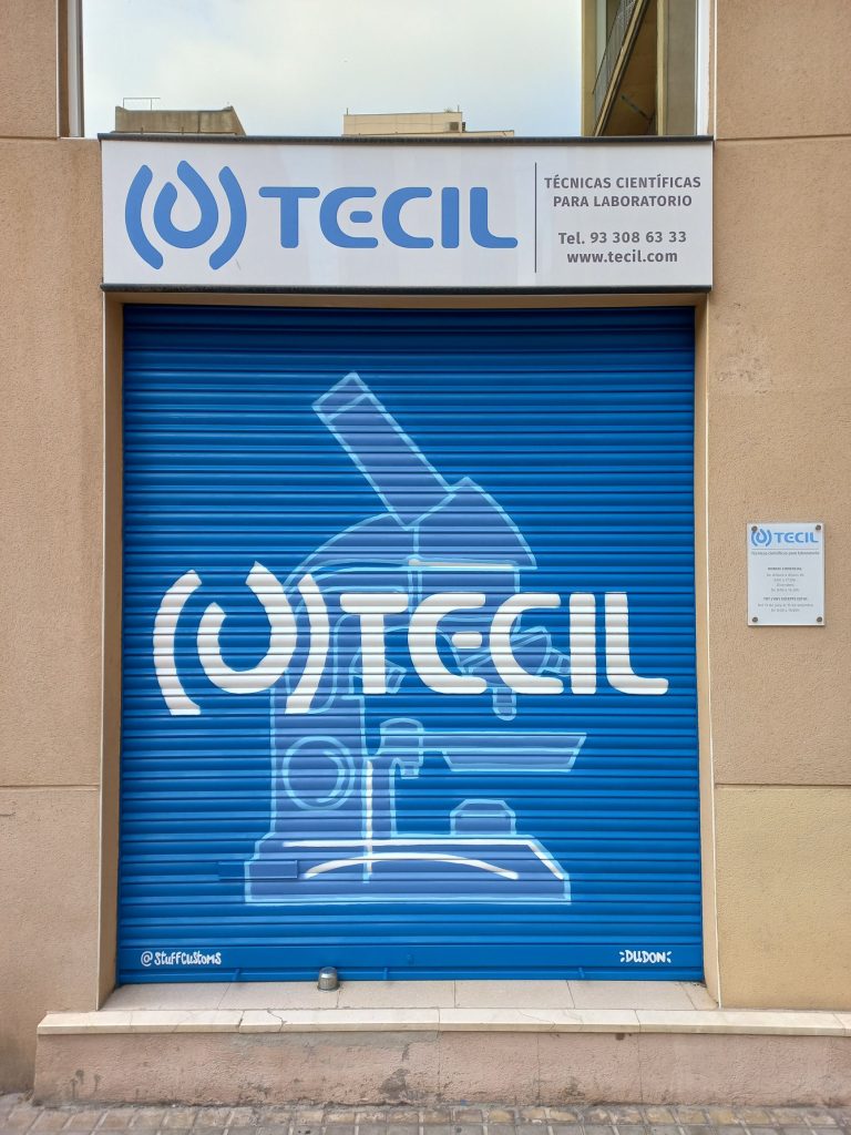 graffiti profesional con logotipo creativo en persiana metálica estándar en Barcelona