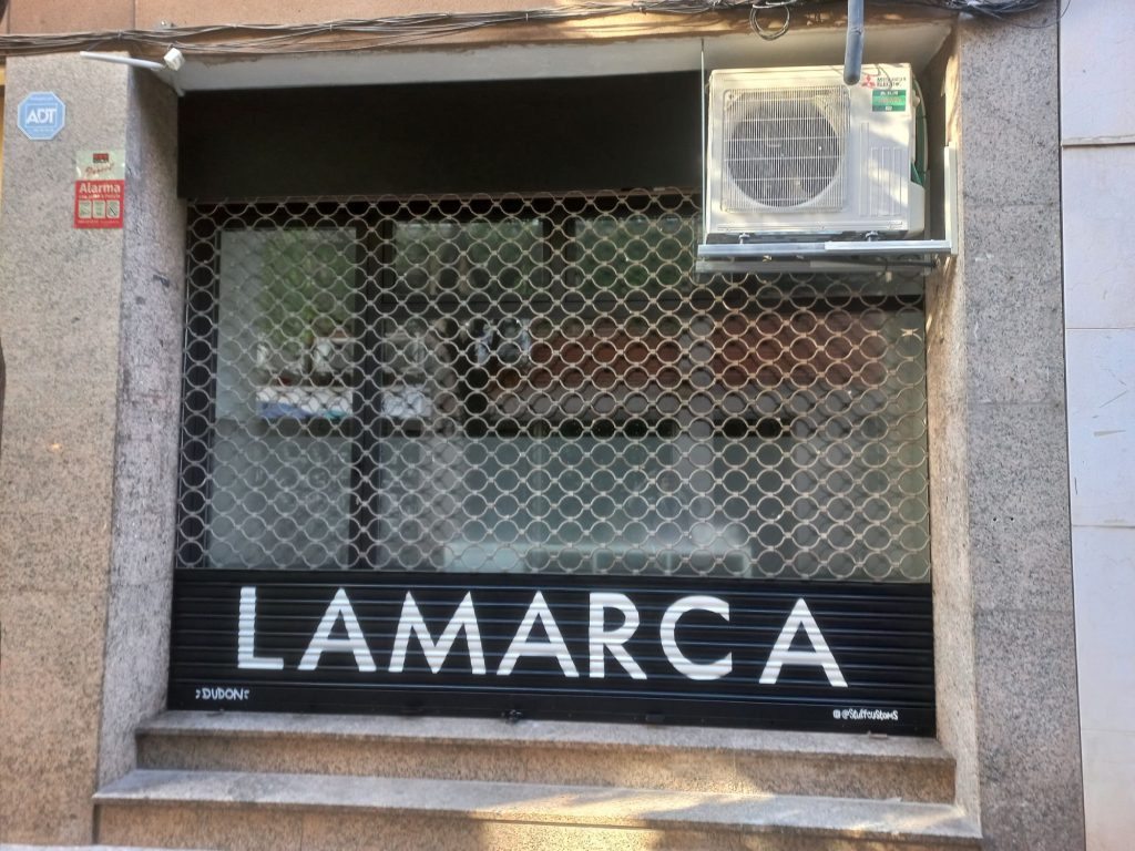 rotulación graffiti de letras en persiana microperforada para agencia comercial en Sant Andreu de la Barca