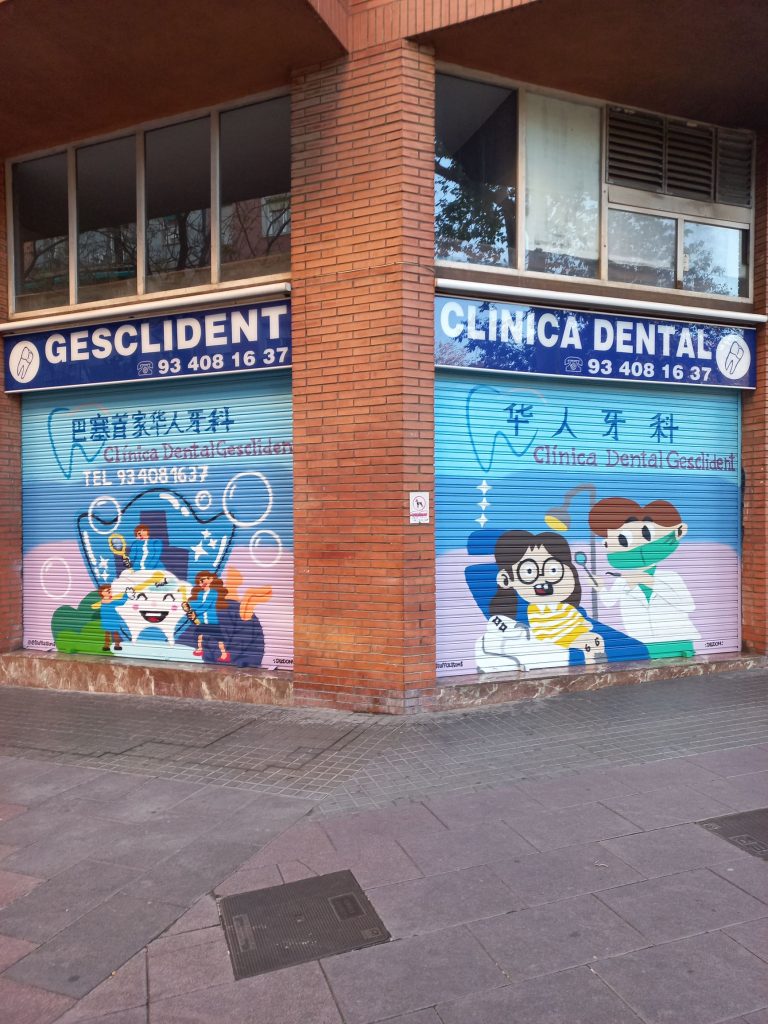 Graffiti artístico en persiana de clínica dental china en el barrio de Navas, Barcelona
