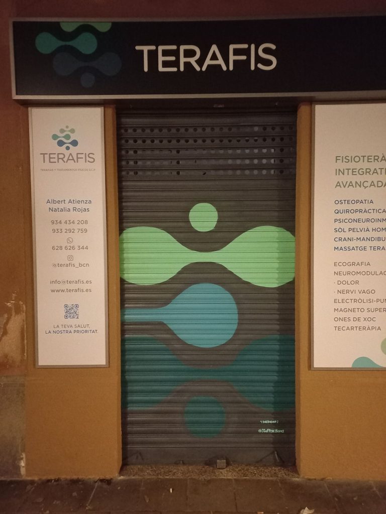 Logo en persiana con agujeros en el barrio de Poble sec - Stuffcustoms