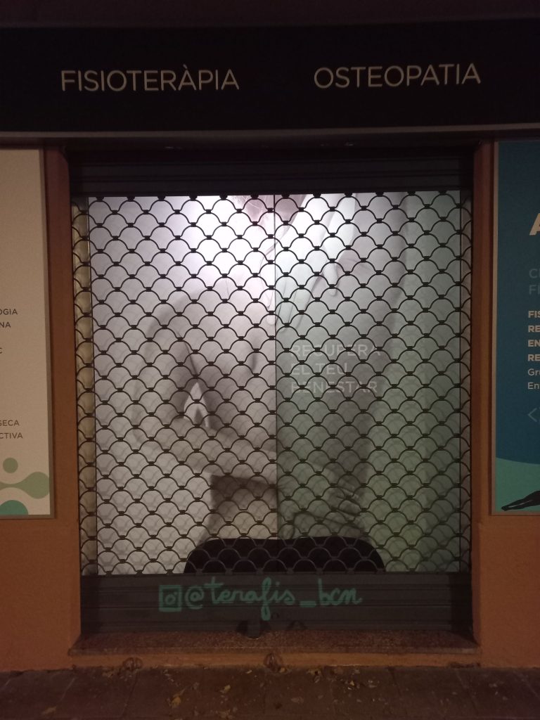 rotulación en persiana microperforada - Stuffcustoms