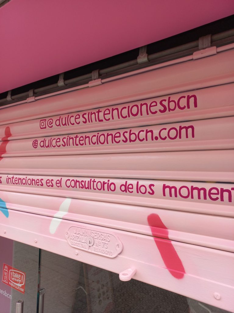 persiana microperforada rotulada a mano para pastelería en Barcelona