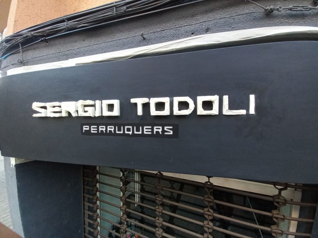 Letrero de peluquería restaurado a mano