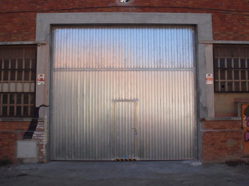 Persiana entrada de nave industrial
