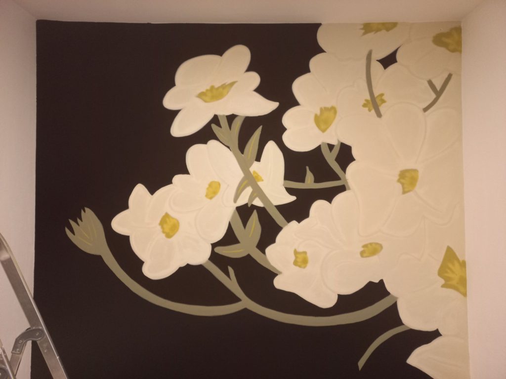 mural interior de flores pintado a mano en habitación particular