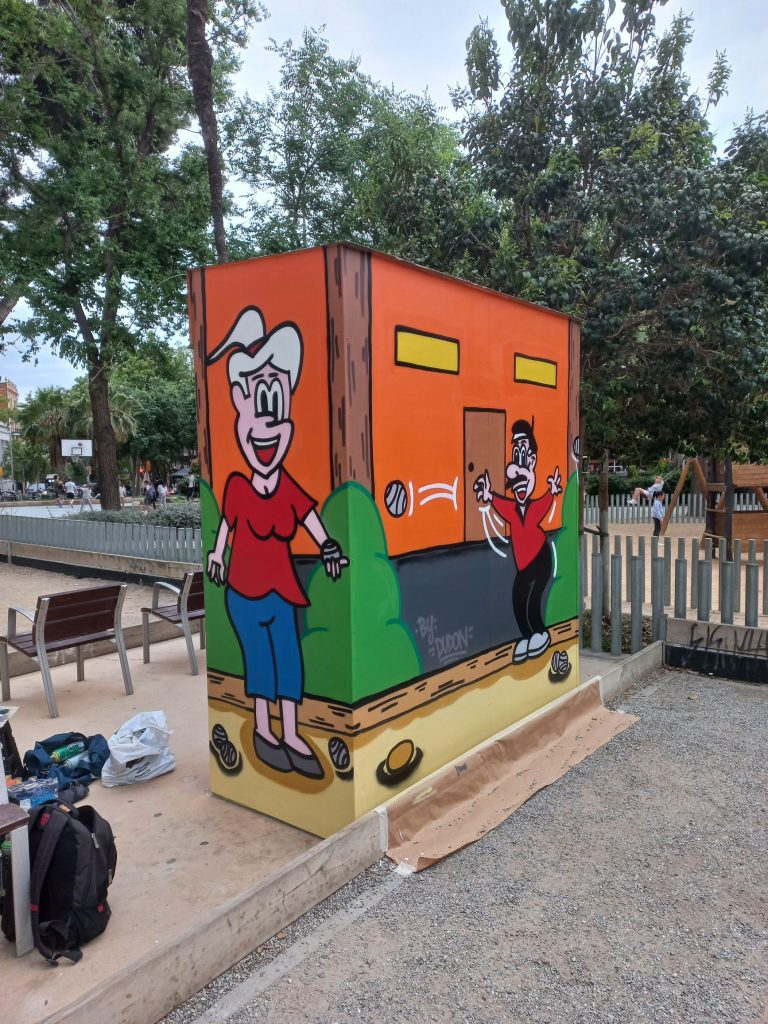 Decoración de caseta de obra con graffiti profesional y pintura de alta resistencia para empresas de construcción