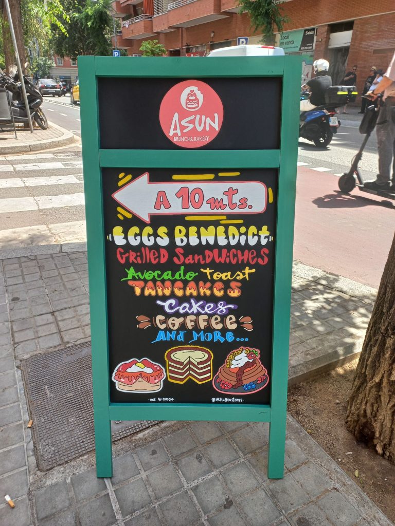 rotulación a mano en pizarra para brunch en Barcelona, estilo clásico