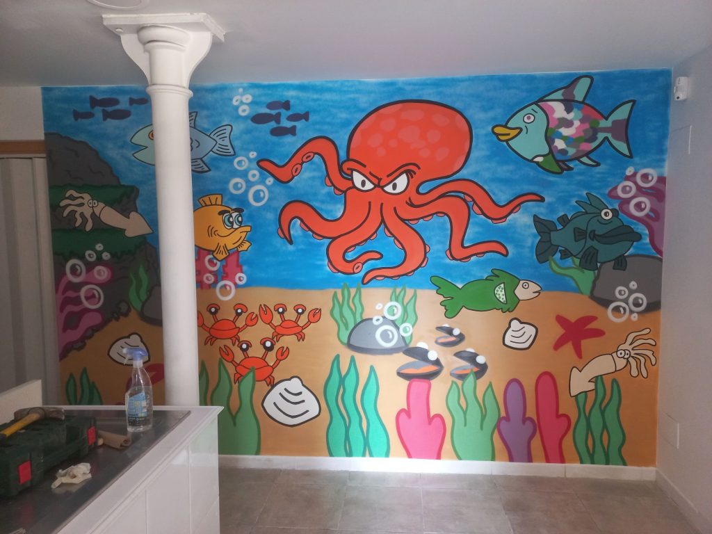 Mural de graffiti profesional en pescadería de Guissona con temática marina