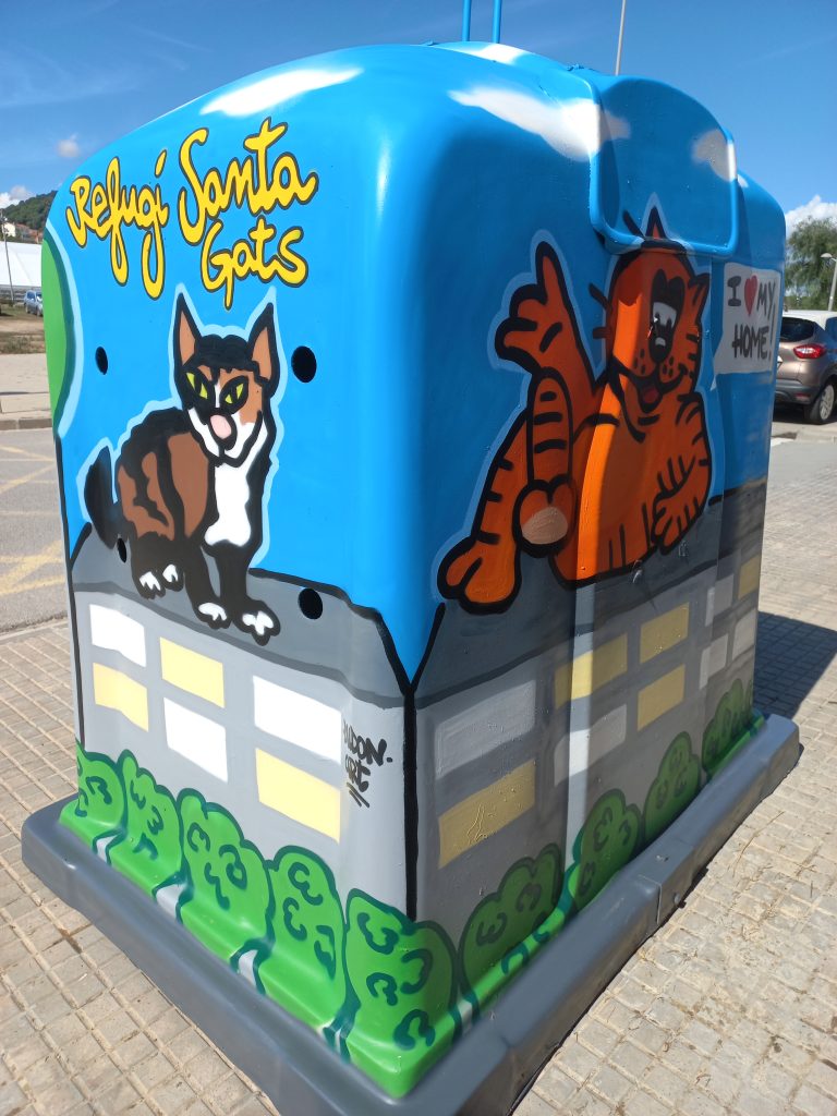 contenedor reciclado pintado con graffiti artístico para hotel de gatos en Piera, Barcelona