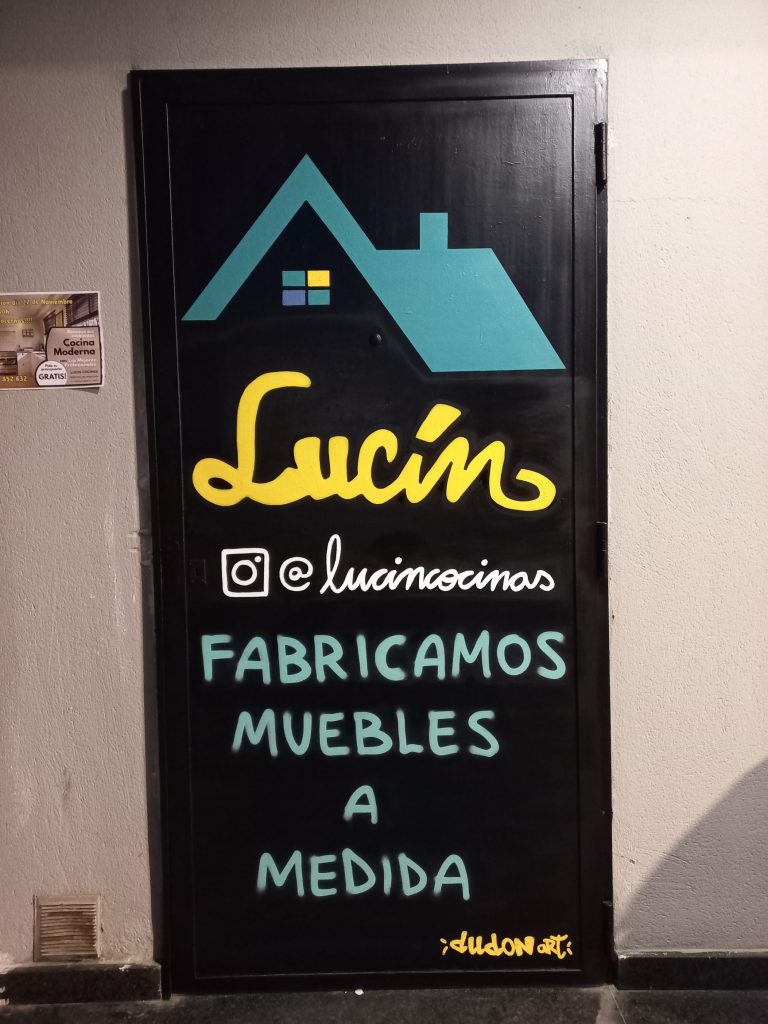 rotulación en puerta metálica de salida de emergencia para empresa de reformas en L’Hospitalet Barcelona