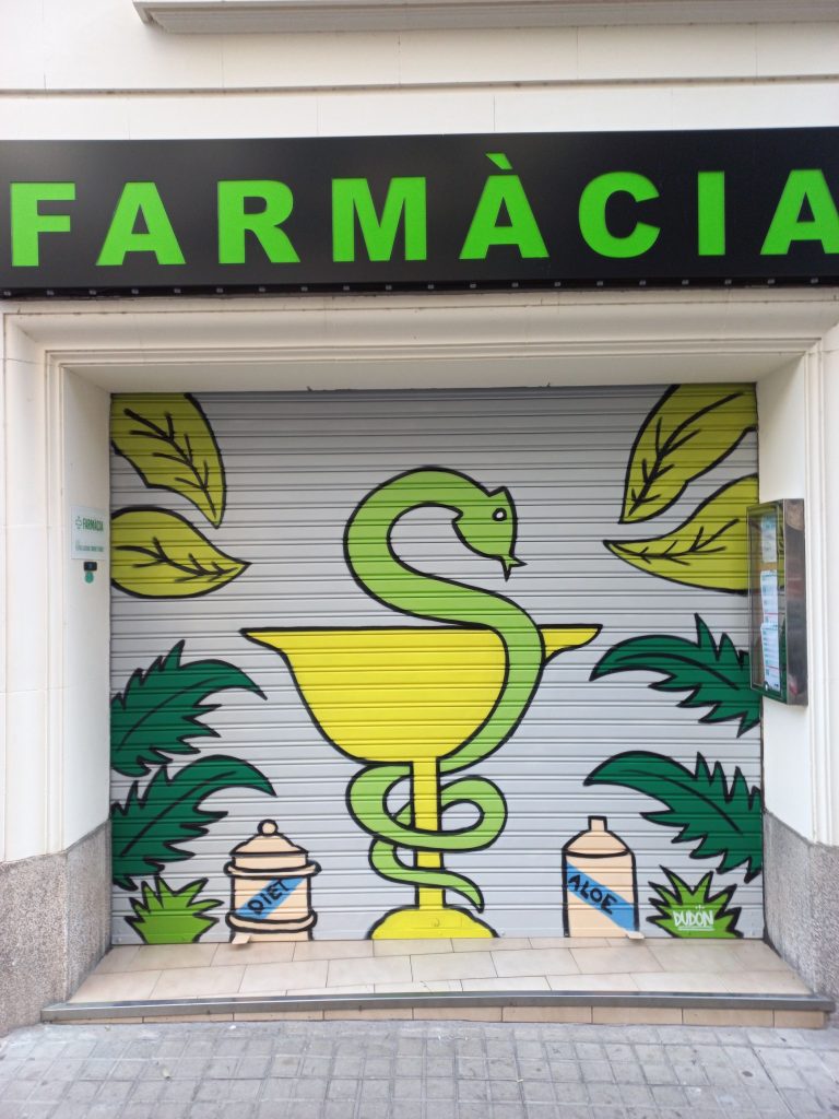 Graffiti creativo profesional en persiana tamaño estándar para farmacia en el barrio de Les Corts, Barcelona