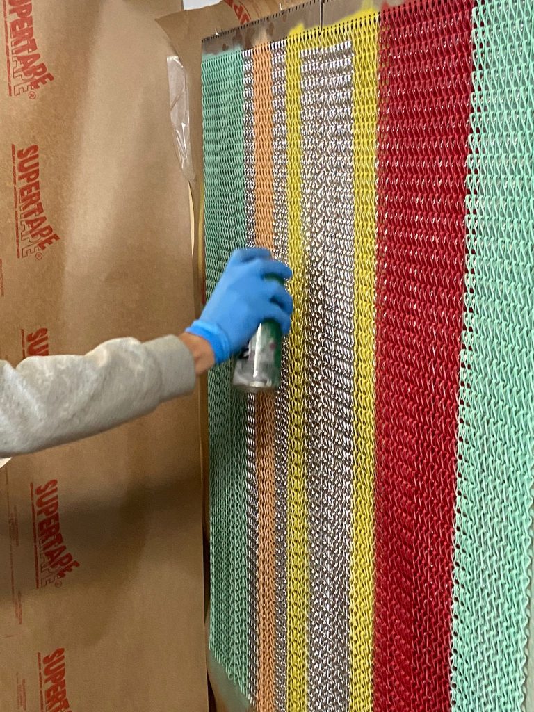 pintura creativa sobre cortina de eslabones metálica con diseño personalizado