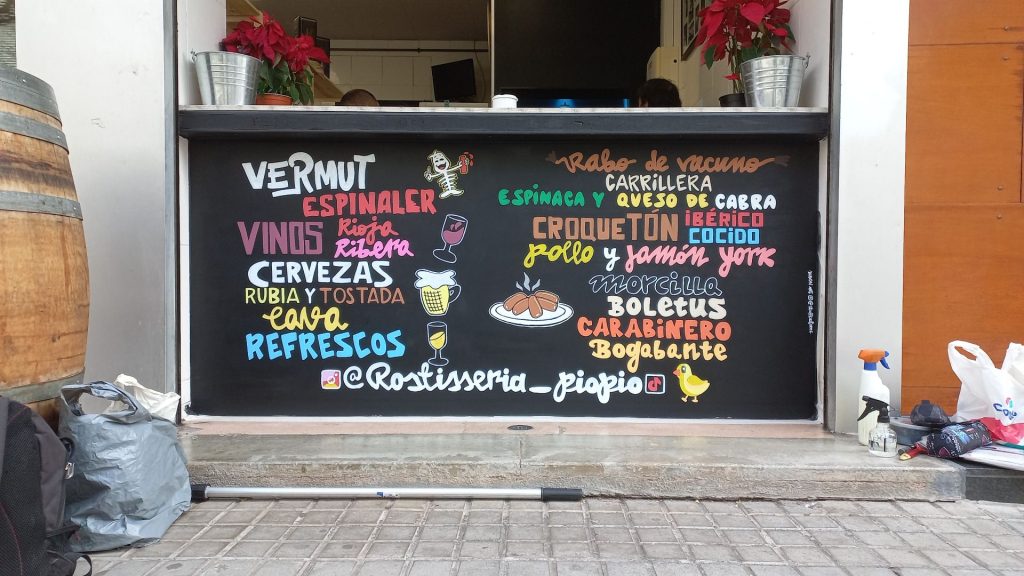 pizarra mural rotulada a mano para pollería en Poblenou Barcelona