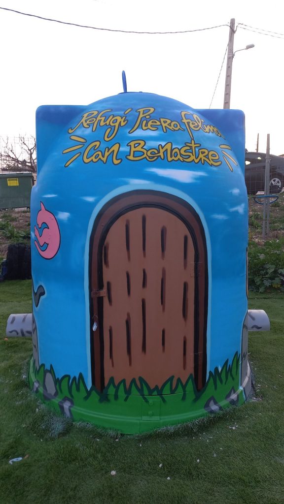 Decoración artística de contenedores de reciclaje y casetas municipales con esmaltes duraderos