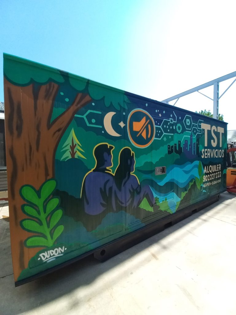 Graffiti artístico en contenedor marítimo industrial para empresa