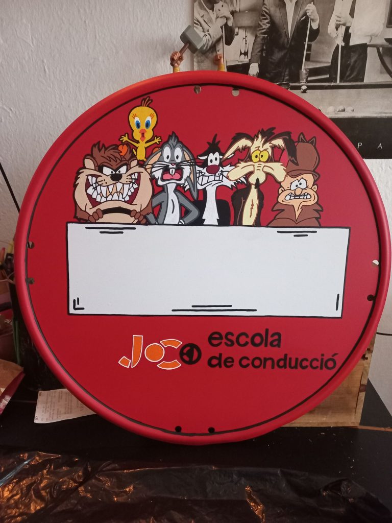 Trabajo creativo de graffiti profesional en señal de tráfico