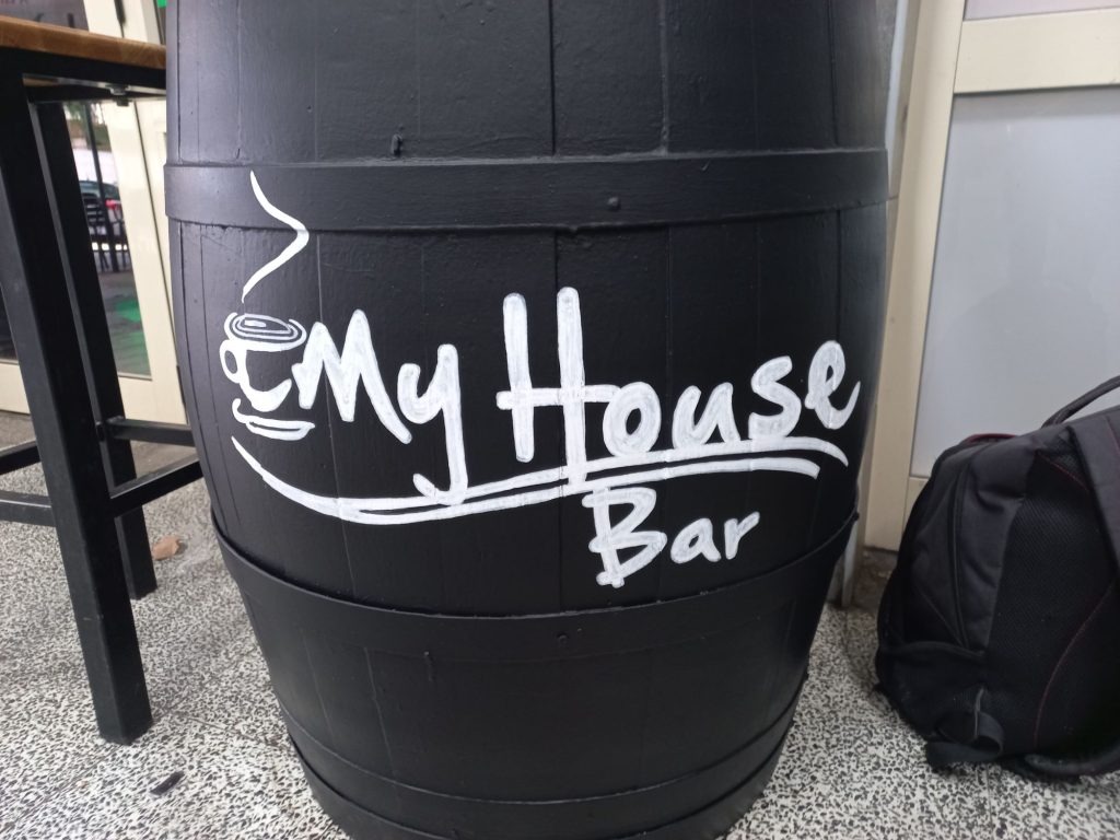 Barriles de bar pintados a mano con rotulación artística