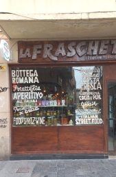 Rotulación profesional a mano sobre escaparate en comercio de Badalona, Barcelona