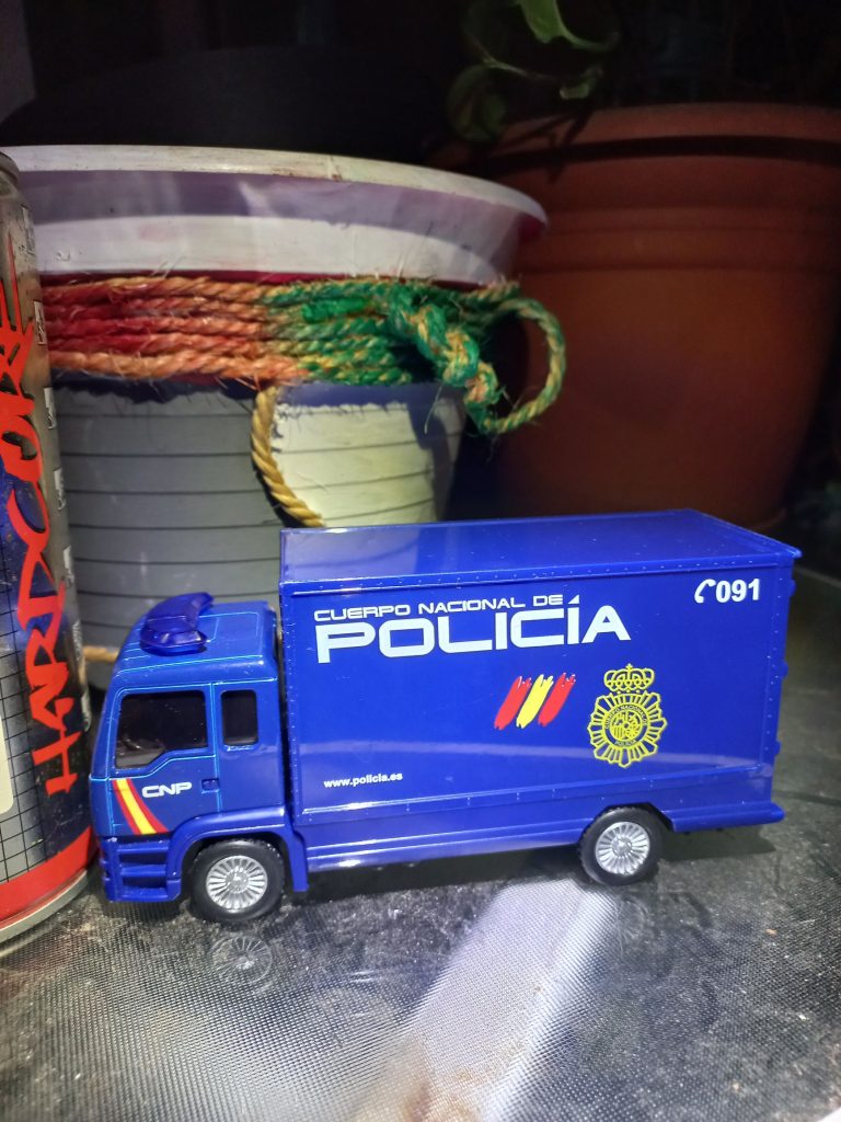 Camión de policía de juguete en su estado original de fábrica, base de plástico lista para ser transformada con técnicas de graffiti y street art por stuffcustoms.