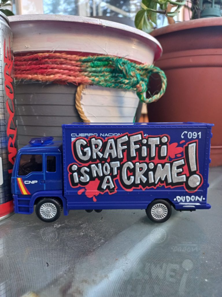 Miniatura de camión de policía personalizada con graffiti realizado a mano con rotuladores técnicos, pieza de street art coleccionable por stuffcustoms.