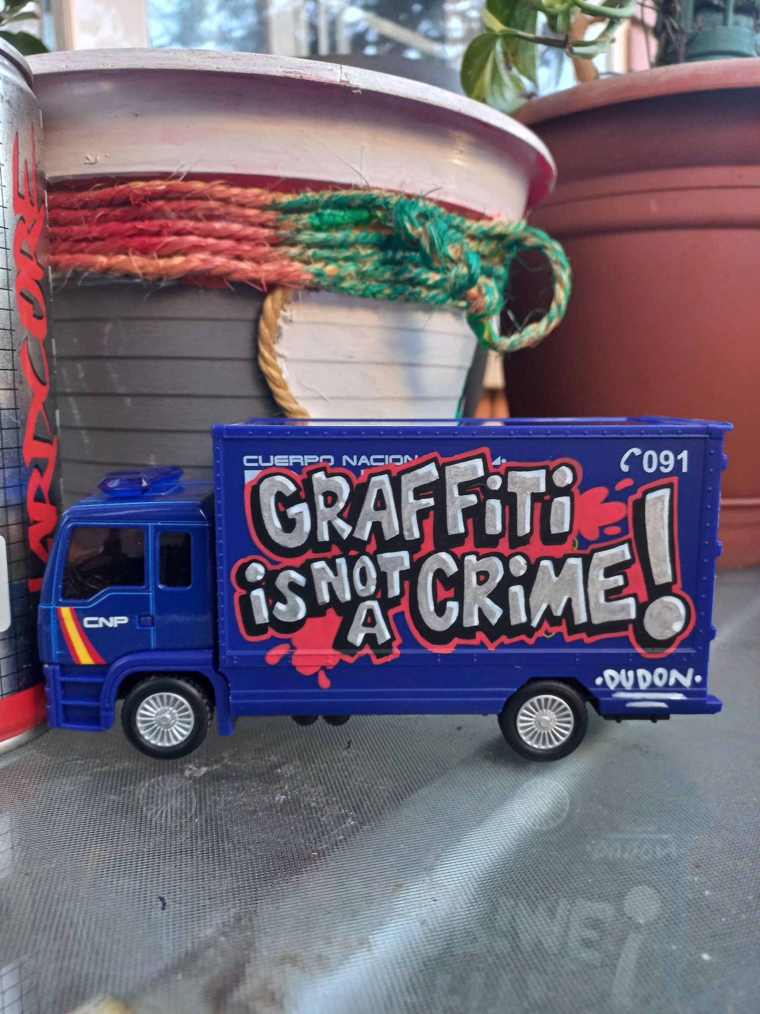 Miniatura de camión de policía personalizada con graffiti realizado a mano con rotuladores técnicos, pieza de street art coleccionable por stuffcustoms.