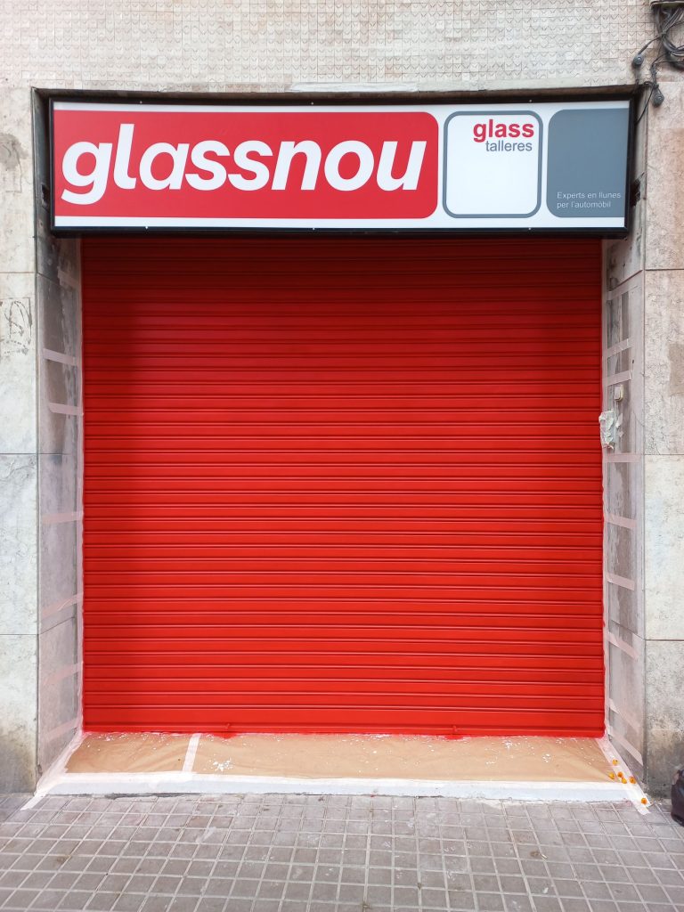 Pintado técnico de persiana comercial en color rojo puro liso