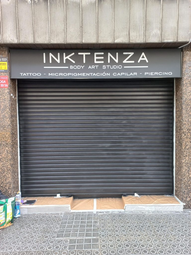 Acabado profesional de persiana metálica en color negro industrial