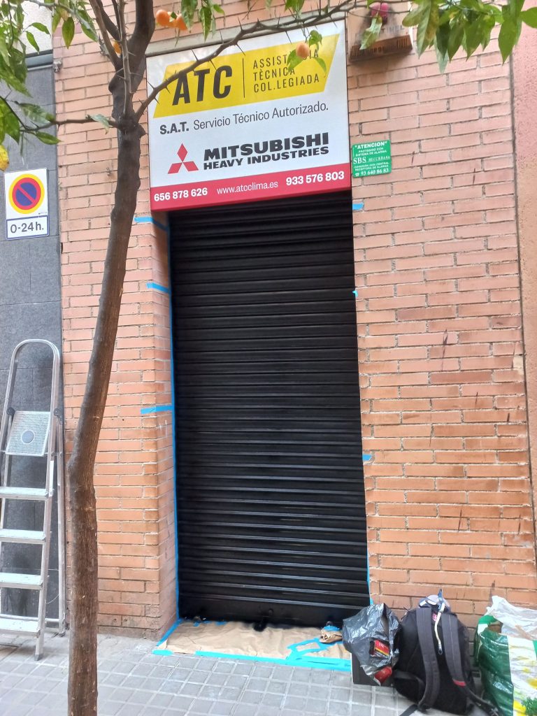 Pintura profesional para persiana pequeña en acabado negro mate