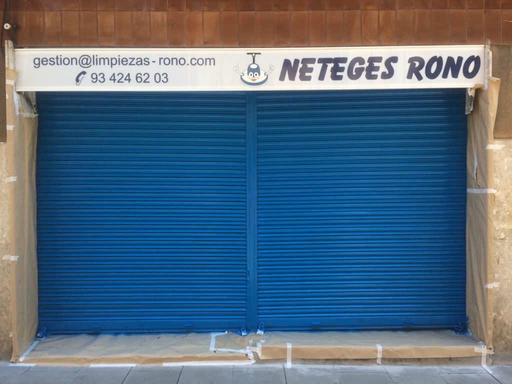 Pintado técnico de persiana doble en color azul monocolor.