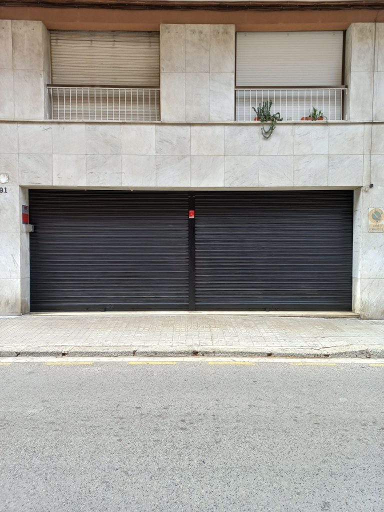 Acabado profesional en negro forja para persiana metálica doble