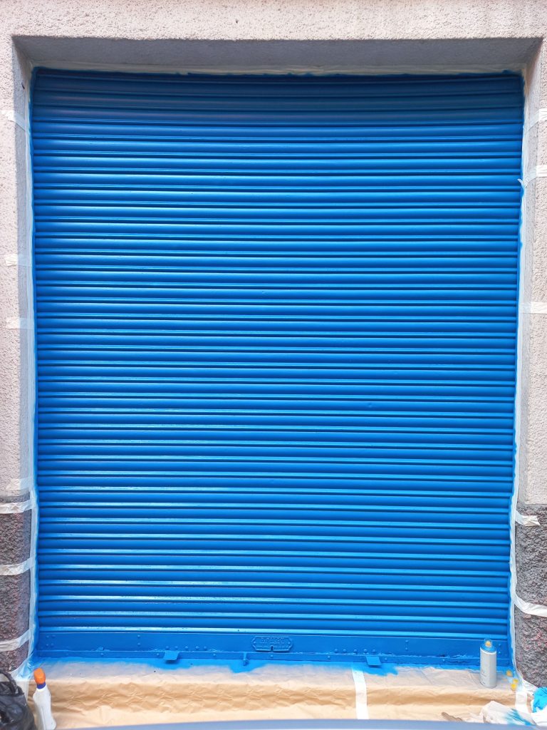 Pintado técnico de persiana en color azul corporativo monocolor