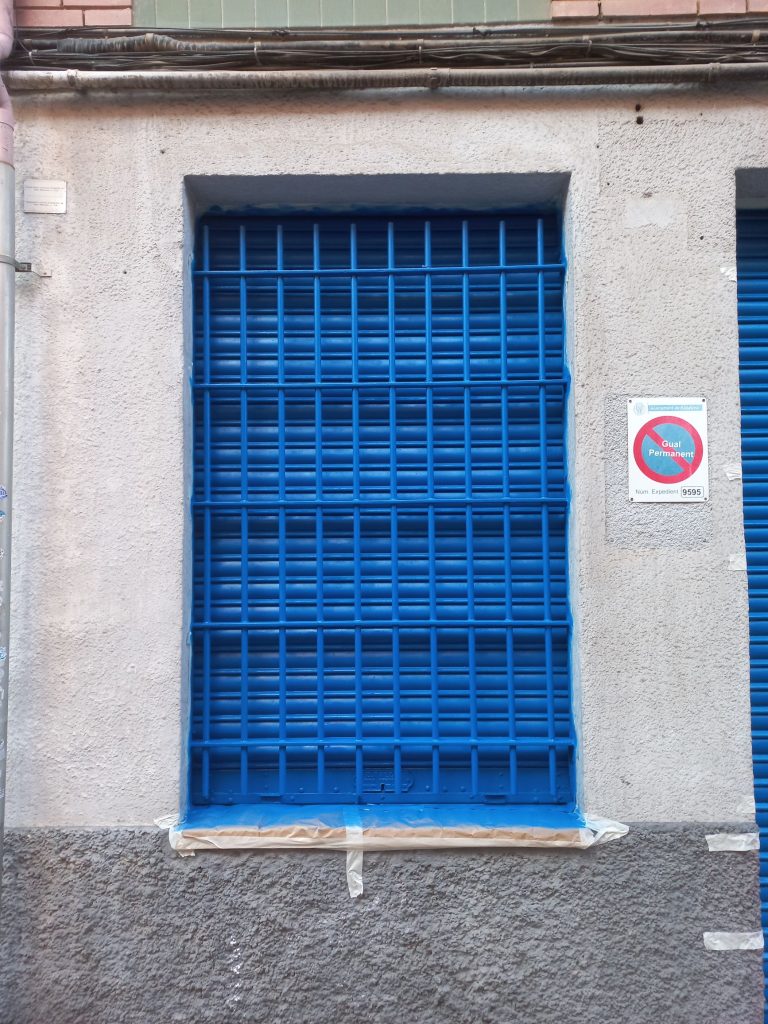 Servicio de pintura profesional para rejas metálicas en color azul