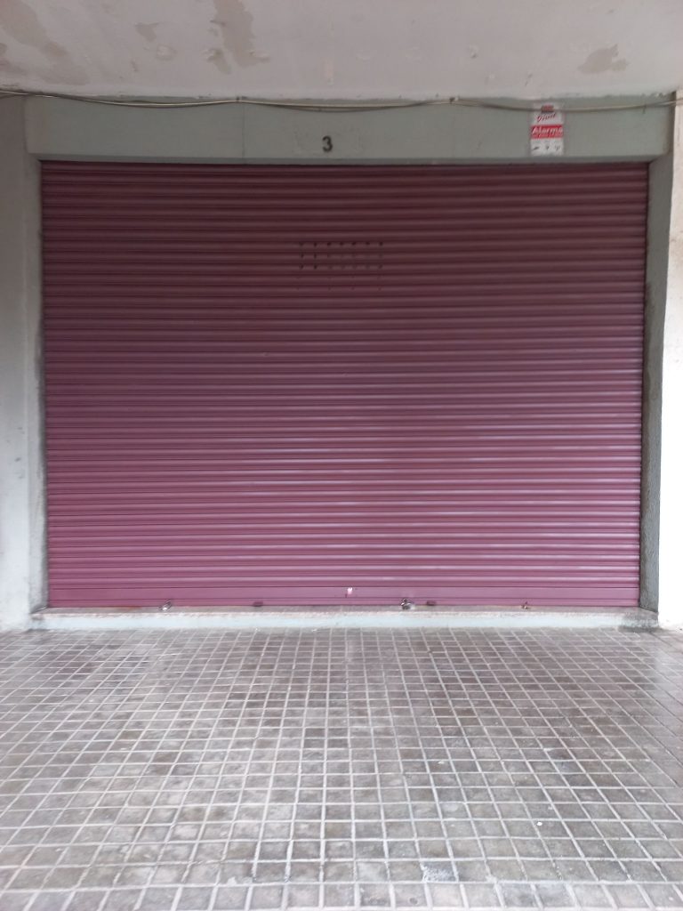 Pintado técnico de persiana industrial en color rojo óxido liso.