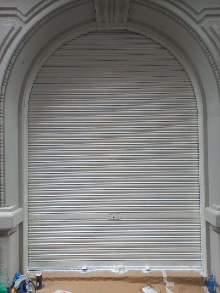 Servicio de pintura profesional para persiana comercial color blanco