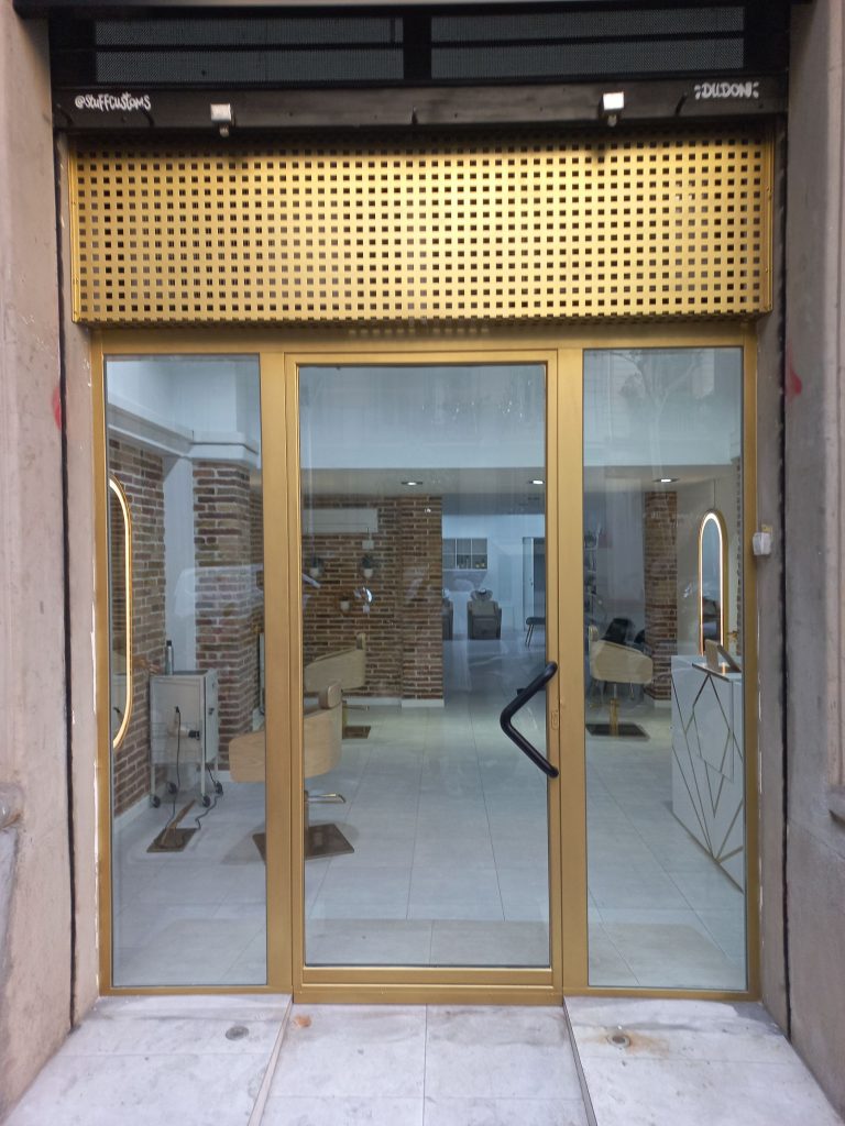 Detalle de pintura dorada de alta resistencia en embellecedor de puerta.