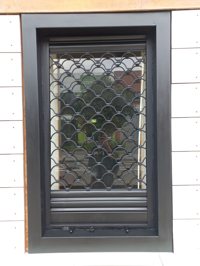 Pintura técnica de protección para rejas metálicas en color negro.