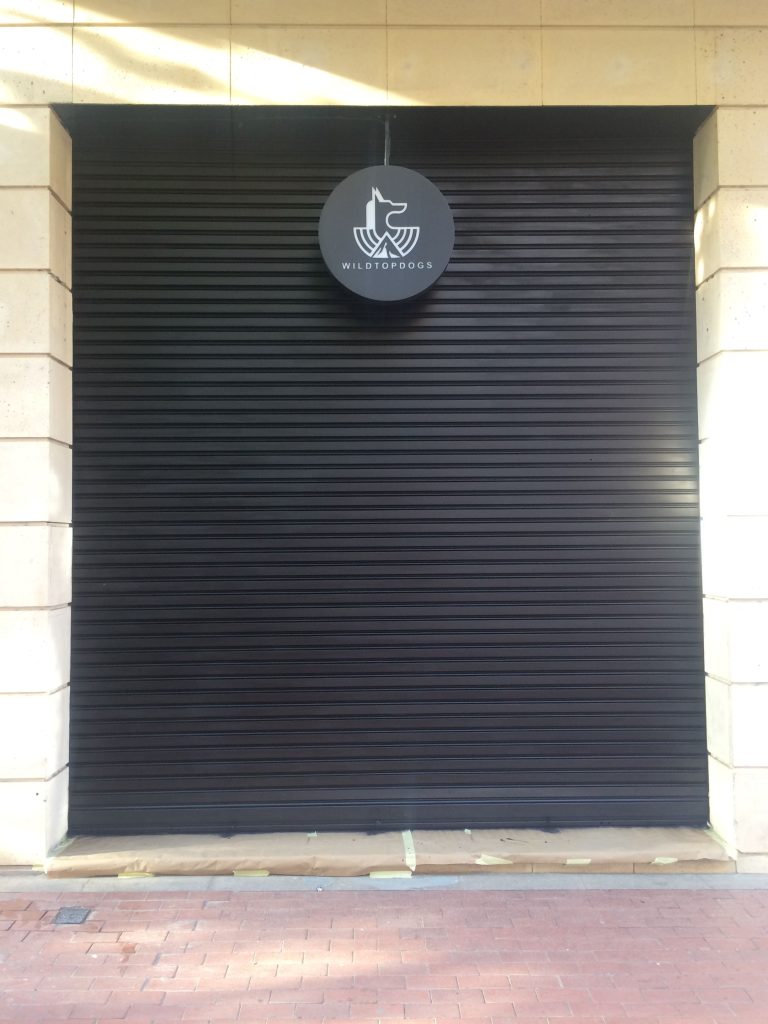 Pintura profesional de persiana de grandes dimensiones en color negro.