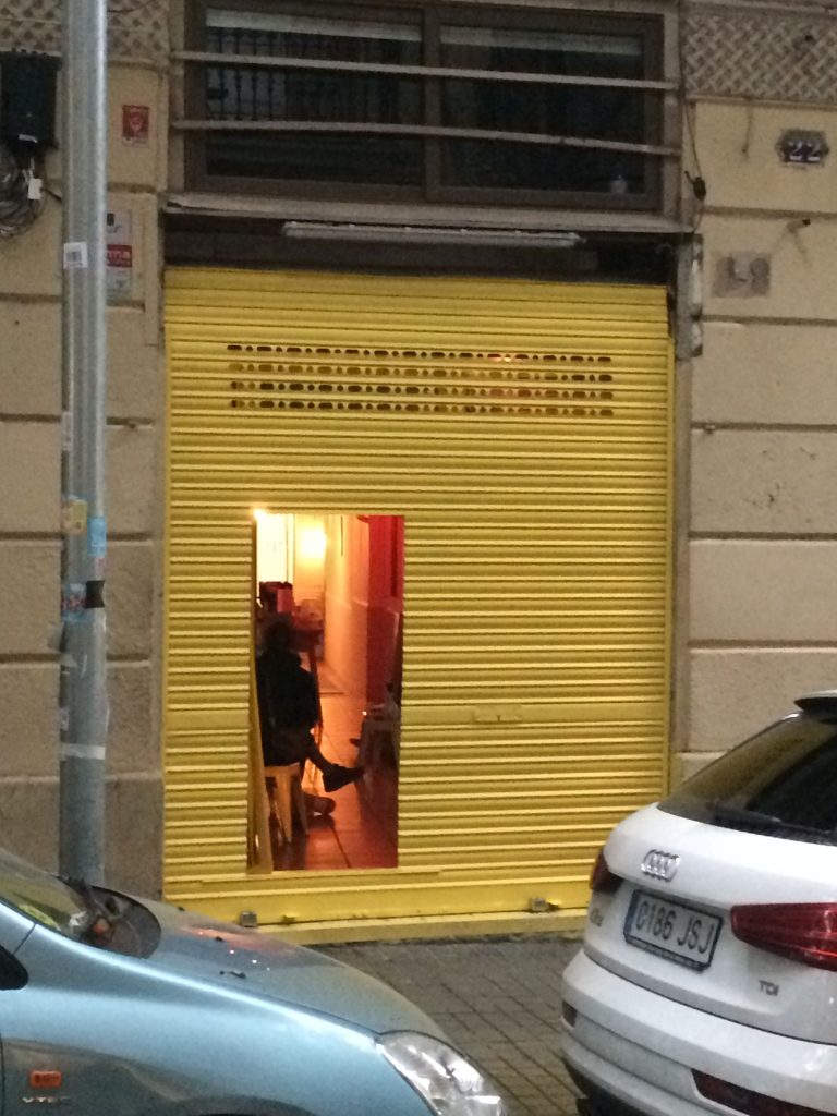 Pintura profesional de persiana en color amarillo fiesta monocolor