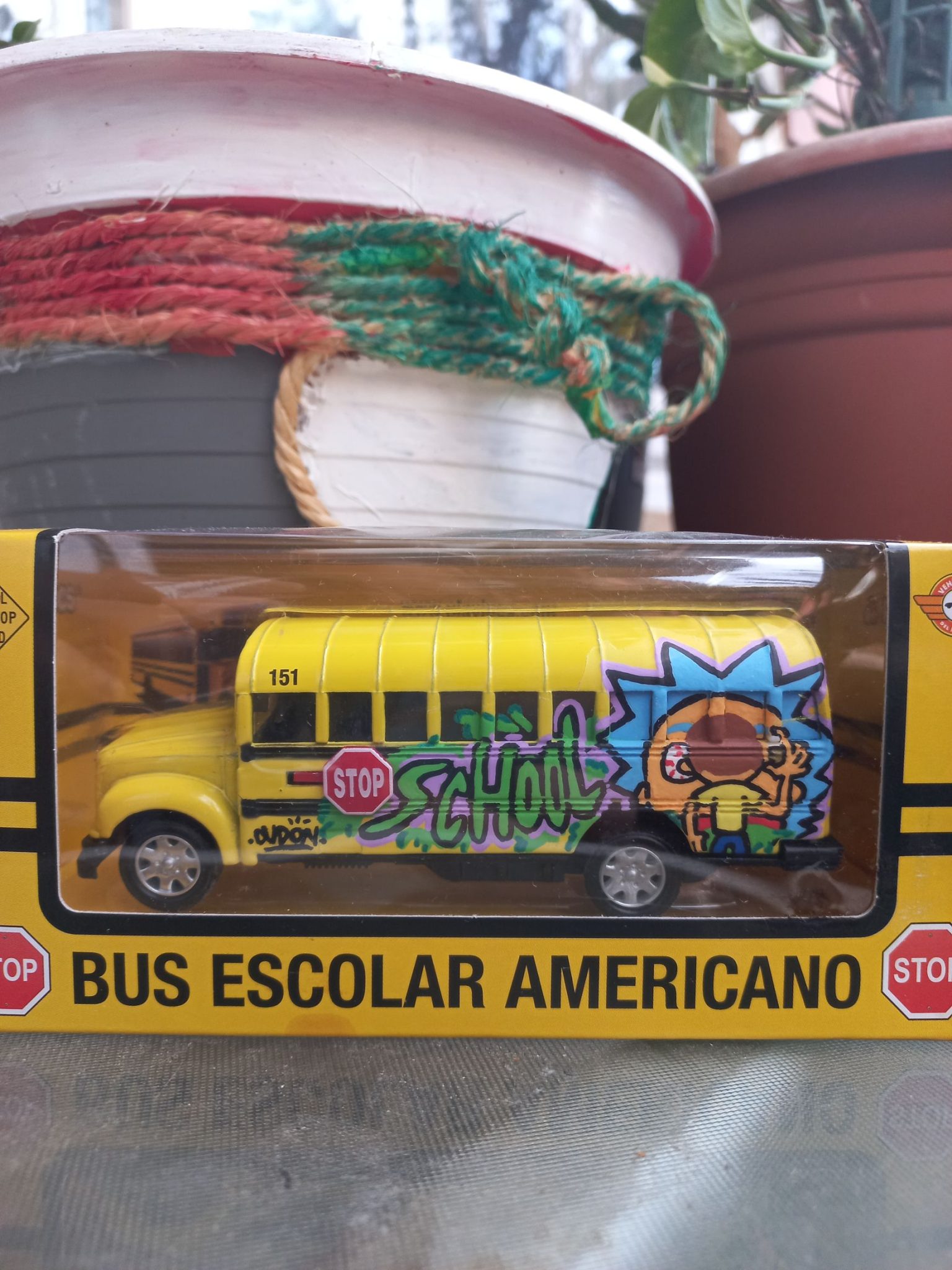 Vehículo a escala personalizado con temática de Rick y Morty, presentado en su blíster original tras la intervención de street art por stuffcustoms.