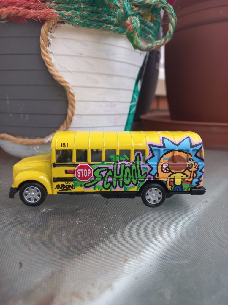 Coche de juguete a escala transformado con pintura técnica y rotuladores, diseño exclusivo inspirado en la serie Rick y Morty realizado por stuffcustoms.